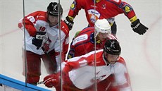 Olomoučtí hokejisté (bílé dresy) v přípravném souboji s Třebíčí.