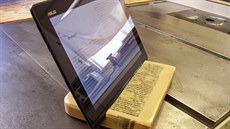 Hotový stojánek i s tabletem