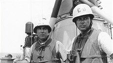 Vpravo Herbert L. Ogier, kapitán torpédoborce Maddox.
