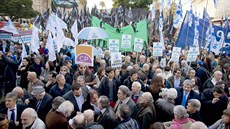 Lidé na veerní protestní akci v Buenos Aires vyjadují podporu své vlád ve...