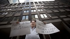 Osamlý demonstrant postává ped newyorským ped sídlem mediátora sporu...