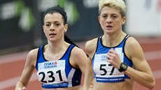 ��árská atletka Kristiina Mäki (vlevo) p�i halovém mistrovství �R v Praze. (16....