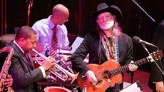 Wynton Marsalis (vlevo) & Willie Nelson (vpravo)