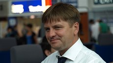 Plze�ský trenér Du�an Uhrin mlad�í p�i odbavování na ruzy�ském leti�ti.