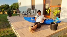 Jan Lásko na terase p�ed svým novým domem.