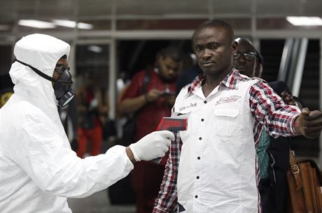 Nigerijci kontrolují teplotu lidem na mezinárodním letiti v Lagosu ve snaze...