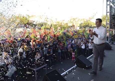 Prezidentský kandidát Demirtas bhem pedvolebního setkání (8. srpna 2014).