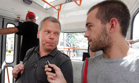 Odborník na MHD v Brn Tomá Kocman (vlevo) se svezl tramvají se studentem...