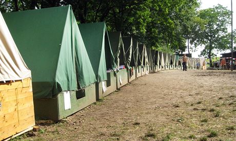 Zájem o letní dtské tábory je velký i v 21. století. Rodie je objednávají pro své dti dlouho dopedu.