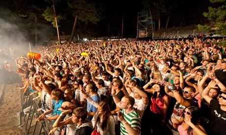 Festivalový areál u Máchova jezera má kapacitu pes 10 000 lidí.