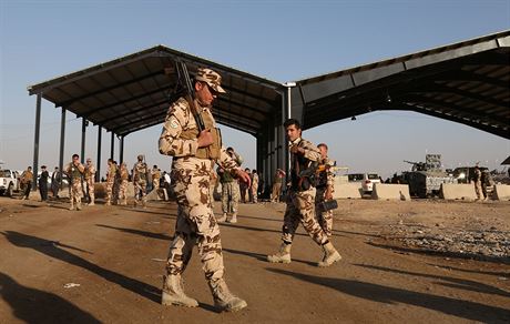 Kurdtí vojáci ped kontrolním stanovitm u iráckého Irbílu (8. srpna 2014)