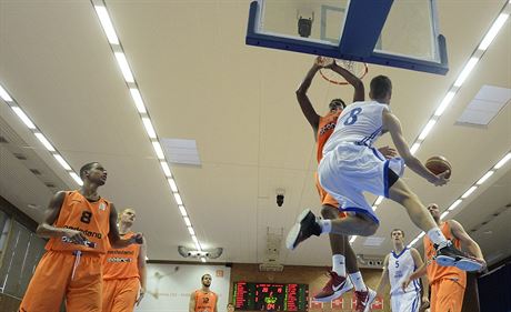 eský basketbalista Tomá Satoranský (v bílém) kouzlí pod nizozemským koem.