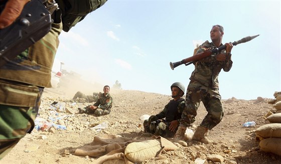 Kurdské jednotky v boji s bojovníky Islámského státu v irácké provincii Ninive...