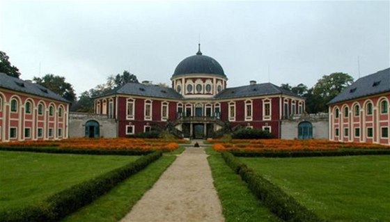 Barokní zámek Veltrusy byl dlouhou dobu majetkem rodiny Chotk.