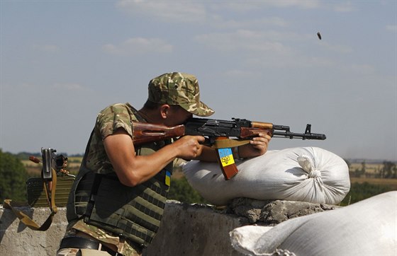 Ukrajinský voják na kontrolním stanovišti u města Debalceve  (2. srpna 2014).