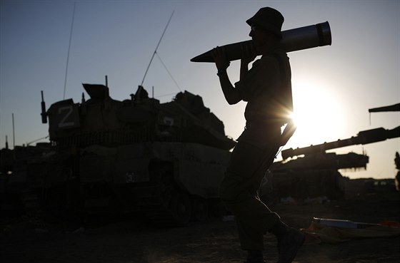 Izraelský voják nese do tanku zásoby poblí Pásma Gazy (7. srpna 2014).