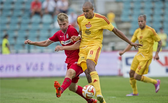 TVRDÝ SOUBOJ. Jakub Jugas ze Zbrojovky Brno (vlevo) a Jean David Beauguel z