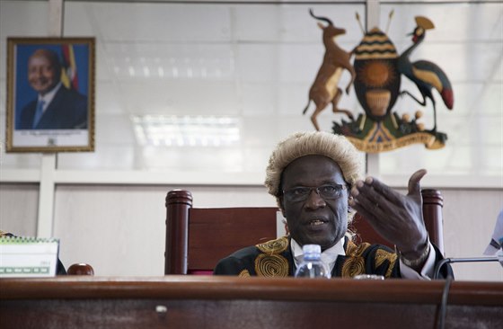 Soudce ugandského ústavního soudu pedítá verdikt týkající se zákona...