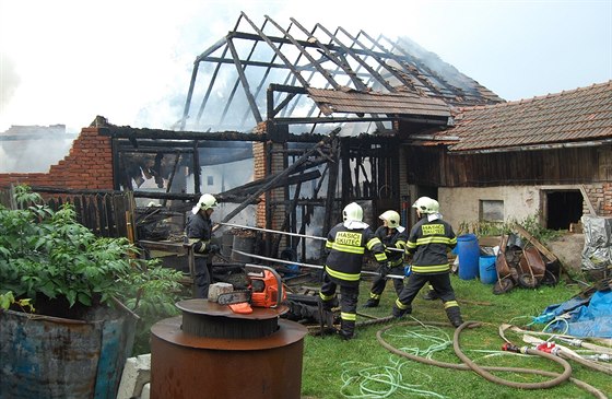 Hasiči se ve Vojtěchově snažili, aby se požár nepřenesl ze stodoly na přilehlé...