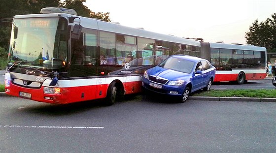 Osobní automobil se srazil s autobusem MHD v praské ulici Zálesí.