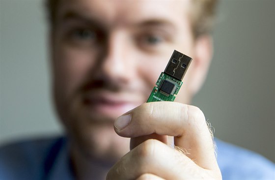 Karsten Nohl s USB pamětí, jejíž řídící čip infikoval škodlivým kódem BadUSB.