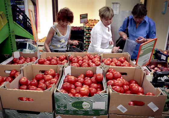 Ženy vybírají z nizozemských rajčat v supermarketu v centru Moskvy. (7. srpna...