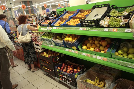 Lidé vybírají zahraniní ovoce v jednom z moskevských supermarket. (7. srpna...