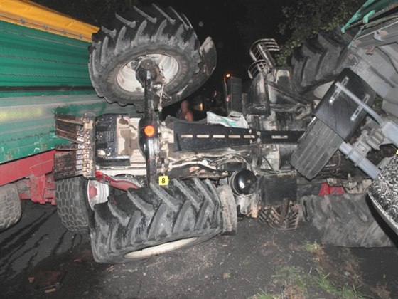 Na Chebsku dolo k nehod dvou traktor. Jeden z nich se v píkop pevrátil.