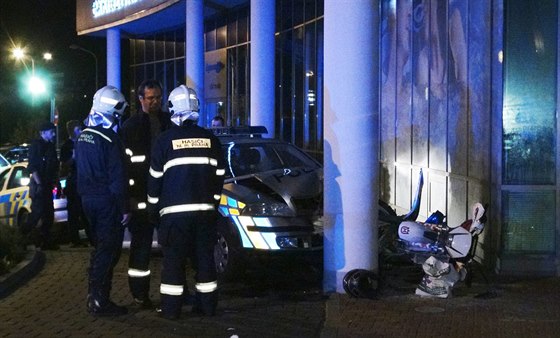 Honička policejního auta s motocyklem v Praze 11 skončila nárazem do sloupu u...