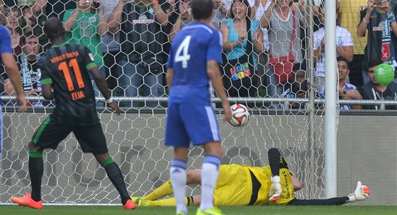 Belgický branká Thibaut Courtois ve svém prvním utkání za Chelsea dostává gól...