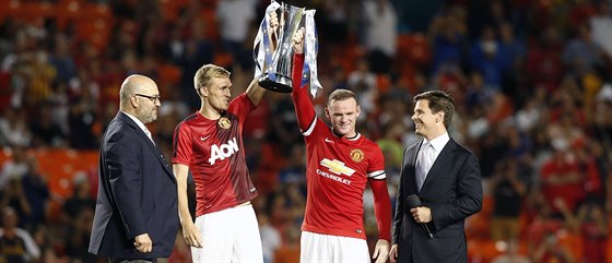 Fotbalisté Manchesteru zase vyhrávají.  Darren Fletcher (vlevo) a Wayne Rooney...