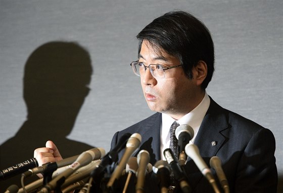 Yoshiki Sasai na tiskové konferenci v dubnu 2014