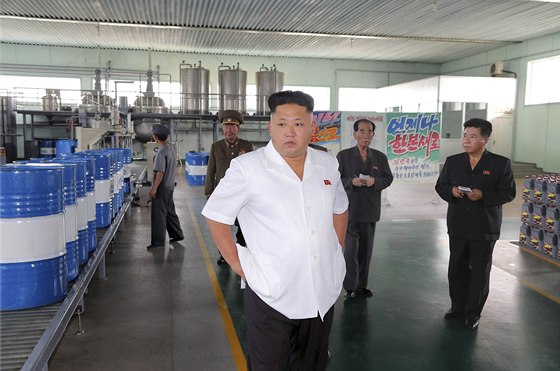 Kim ong-un navtívil továrnu na lubrikanty. Moderní provoz s poítaem