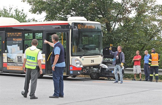 Nehoda autobusu MHD a osobního auta v Heleníně na okraji Jihlavy.