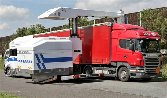 Celníci kontrolovali kamiony pomocí mobilního rentgenu na odstavné ploe u Svojkovic poblí dálnice D5.