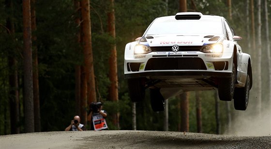 Finský jezdec Jari-Matti Latvala si letí pro triumf ve své domácí rallye.