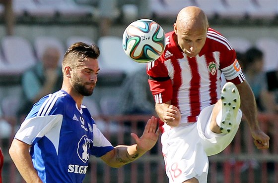 Marcel astný (vpravo) ze ikova odkopává mí ped olomouckým Václavem...