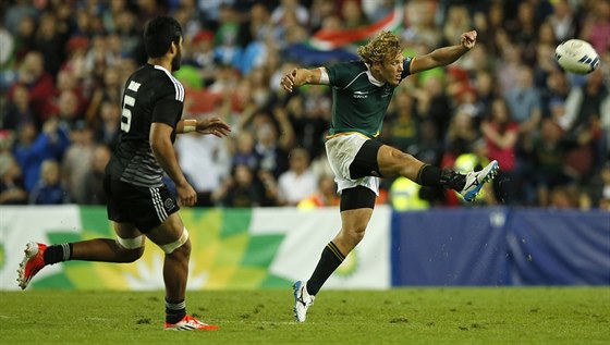 Jihoafrický ragbista Werner Kok (vpravo) boduje bhem utkání s Novým Zélandem....