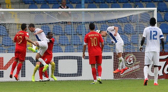 Liberecký fotbalista Josef ural hlavikuje mí do sít rumunského Giurgiu.