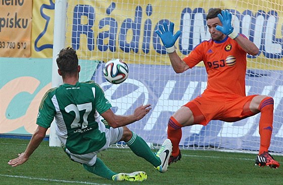 Martin Cseh (zády) v dresu Bohemians, toto spojení u platit nebude.