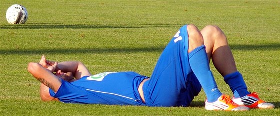 Ústecký fotbalista Tomá Smola leí na trávníku bhem zápasu se Znojmem.