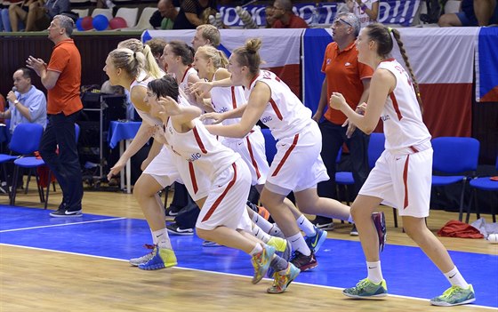 DALÍ VÝHRA. Takto se eské basketbalistky do 16 let radovaly z výhry nad...