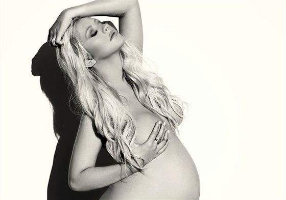 Thotná Christina Aguilera pózovala nahá pro magazín V (2014)
