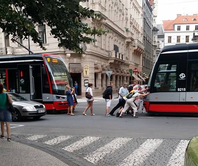 Lidé museli tlait tramvaj.