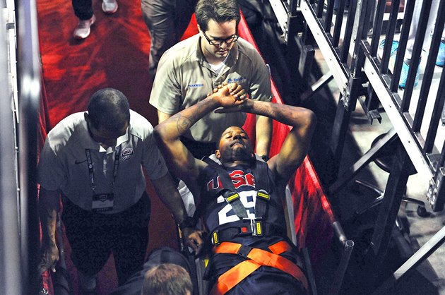 Paul George si v exhibi�ním utkání reprezenta�ního výb�ru USA zlomil nohu.