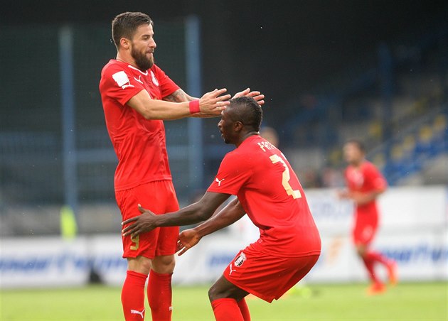 Fotbalisté rumunského klubu Astra Giurgiu se radují z gólu proti Liberci.