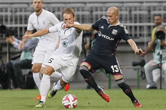 Jan �tohanzl (v bílém) z Mladé Boleslavi a Christophe Jallet z Lyonu se...