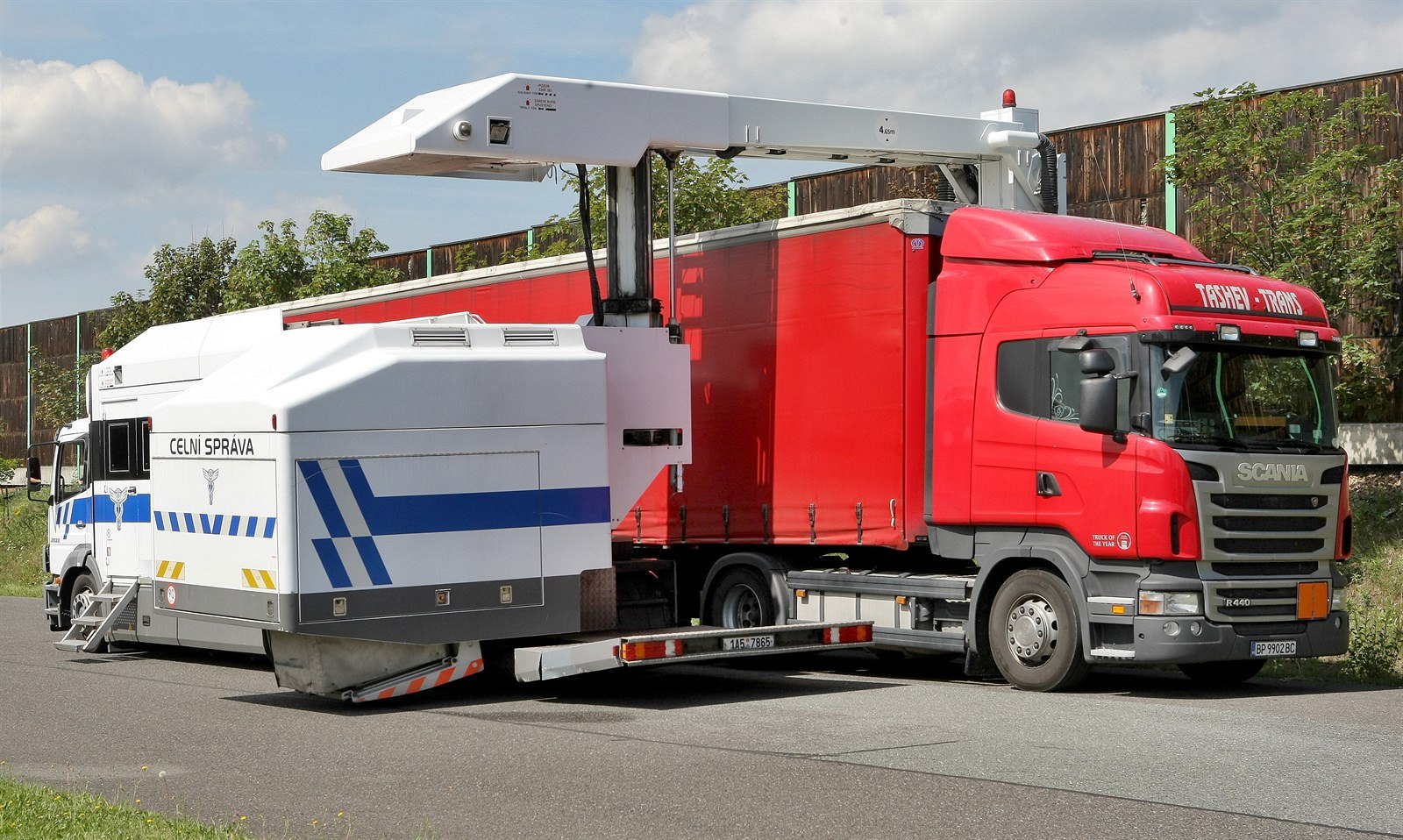 Celníci kontrolovali kamiony pomocí mobilního rentgenu na odstavné plo�e u Svojkovic poblí� dálnice D5.