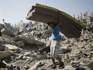 Palestinci v Gaze prohledávají trosky dom, které zniily izraelské útoky(1....