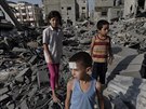 Palestinské dti obhlíí zniené domy po izraelském ostelování Pásma Gazy (2....